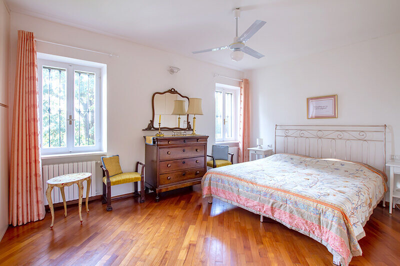 eines der Doppelzimmer im italienischen Stil im Ferienhaus in Italien